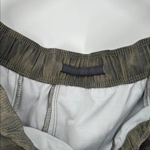 Vuori Men’s Camo Athletic Shorts Olive Green Size L Performance Lined - Picture 7 of 12